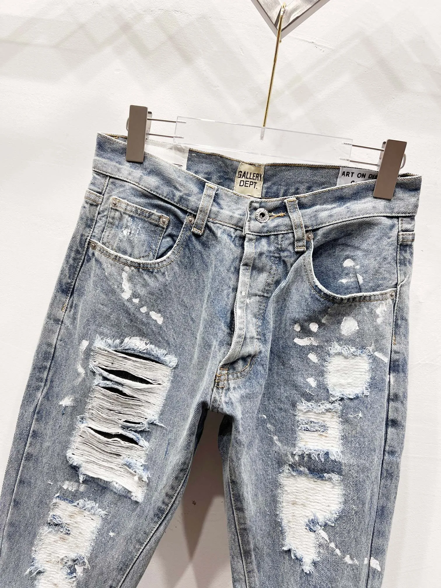 P250 Style number: (c063) GALLERY DEPT. Holes and random threads connected to denim bell-bottoms, washed and distressed spliced ​​jeans. GALLERY is attracted by these bell-bottoms. Whether it is a reset of Carhartt or Levis, it has created a strong brand style. Since these pants are modified from rare vintage, the production capacity is limited. Therefore, after many icons wore them, these pants were once hard to find. Later, perhaps due to the improvement of GD's business in the past two years and the expansion of production lines, the brand itself lowered the price, so I can't wait any longer for these pants this year and will definitely buy them. During the process of the denim washing plant, the owner of the washing plant helped introduce a boss who had worked for Levi's foundry and started his own business. This also paved the way for the following styles. Therefore, Levi's remodeled single product for the base plate is really familiar. Whether it is the fabrics supplied or the lathes used in production, there is nothing to choose from.  Color: blue Size: 28-30-32-34-36